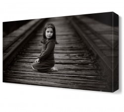 Tren Yolundaki Kız Çocuğu Tablosu